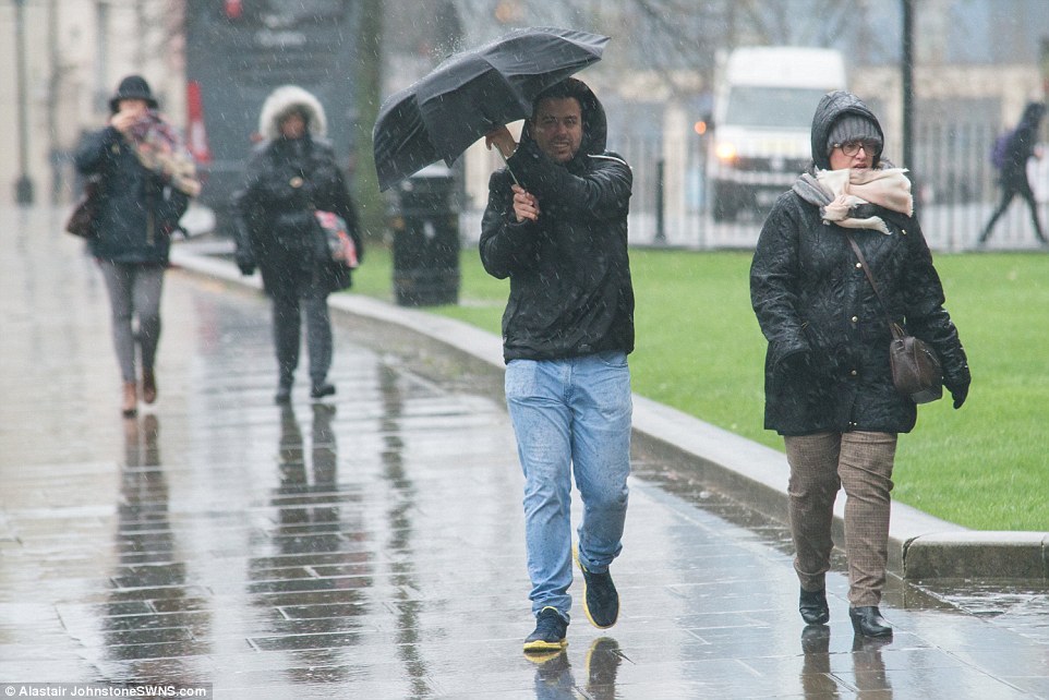 Clodagh carnage begins: Met Office warns of flooding, 70mph winds and seven inches of snow with chao 2EE59F2100000578-3338143-image-a-74_1448801433813