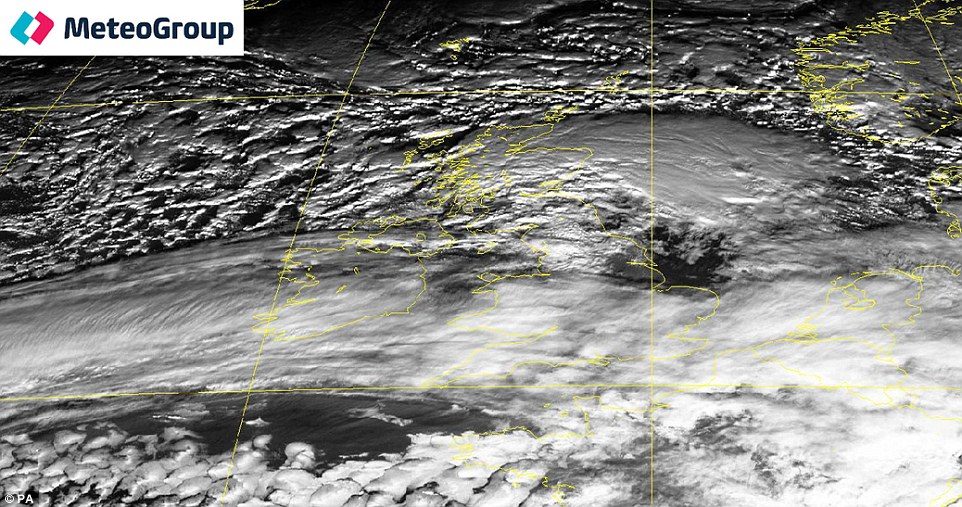 Clodagh carnage begins: Met Office warns of flooding, 70mph winds and seven inches of snow with chao 2EE5ADFB00000578-3338143-image-a-68_1448799165946