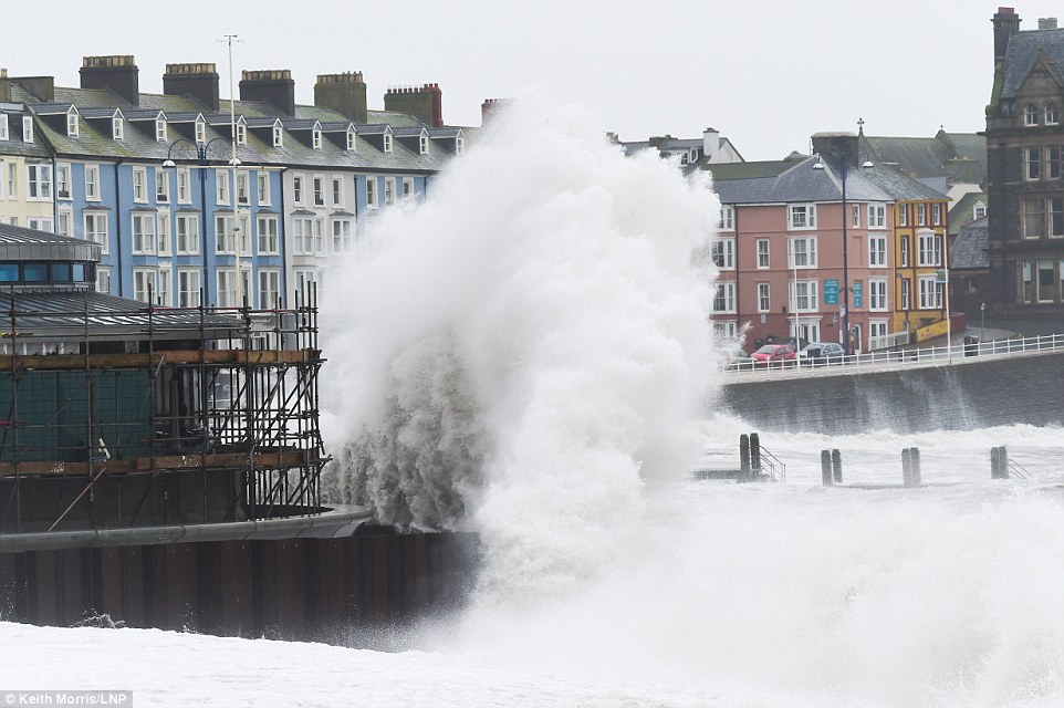 Clodagh carnage begins: Met Office warns of flooding, 70mph winds and seven inches of snow with chao 2EE5B59900000578-3338143-image-a-64_1448799007342