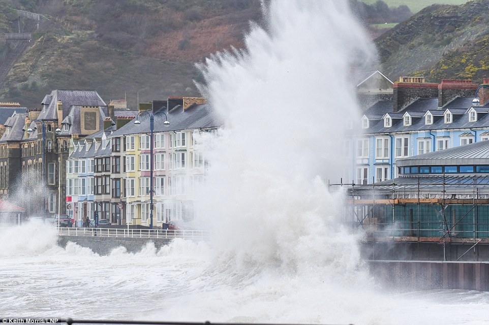 Clodagh carnage begins: Met Office warns of flooding, 70mph winds and seven inches of snow with chao 2EE5B5BE00000578-3338143-image-a-66_1448799020500