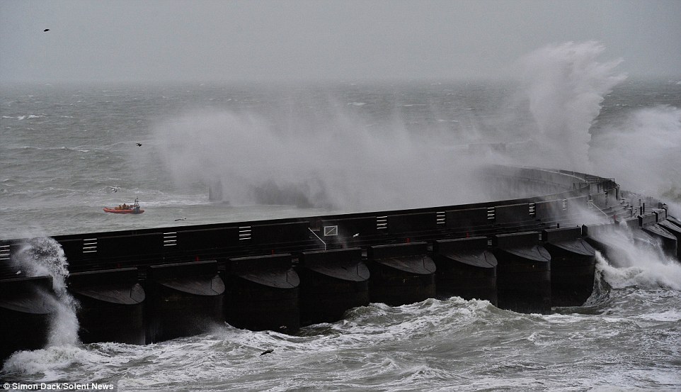 Clodagh carnage begins: Met Office warns of flooding, 70mph winds and seven inches of snow with chao 2EE6DE0000000578-3338143-image-a-98_1448806829924