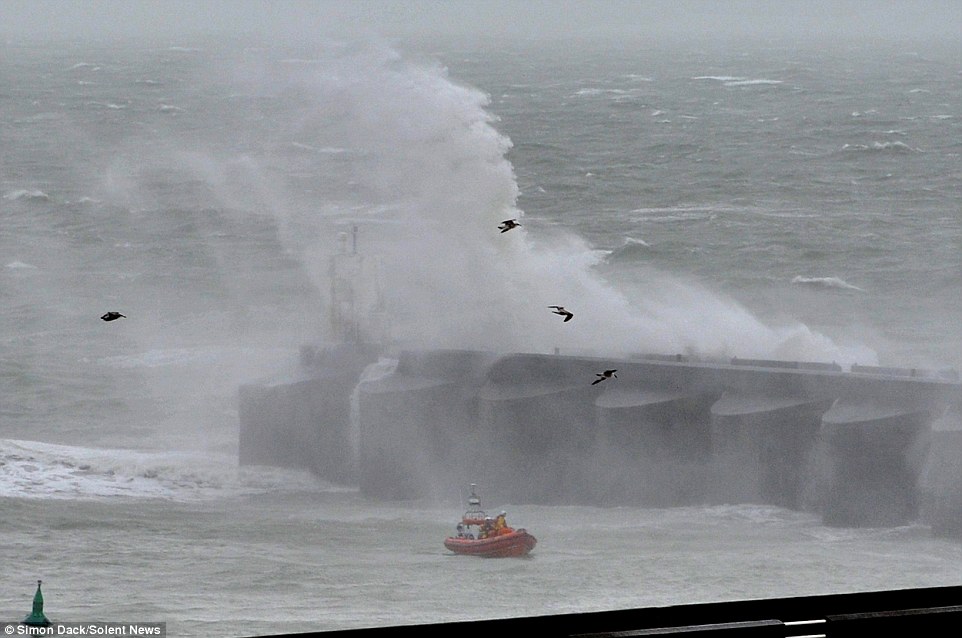 Clodagh carnage begins: Met Office warns of flooding, 70mph winds and seven inches of snow with chao 2EE6DE0500000578-3338143-image-a-95_1448806815612