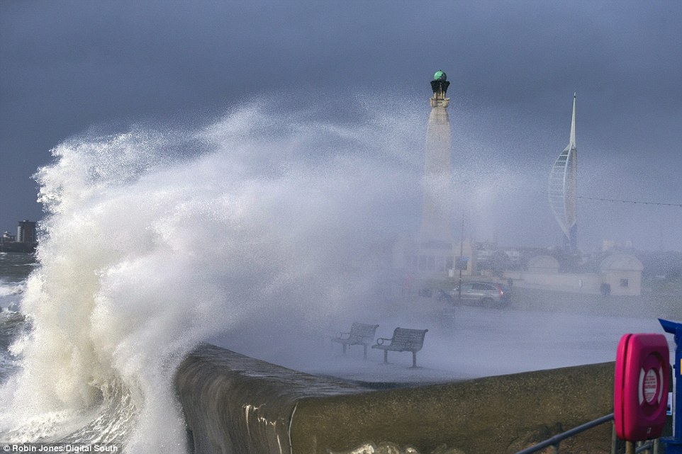 Clodagh carnage begins: Met Office warns of flooding, 70mph winds and seven inches of snow with chao 2EE703D300000578-3338143-image-a-118_1448807044200