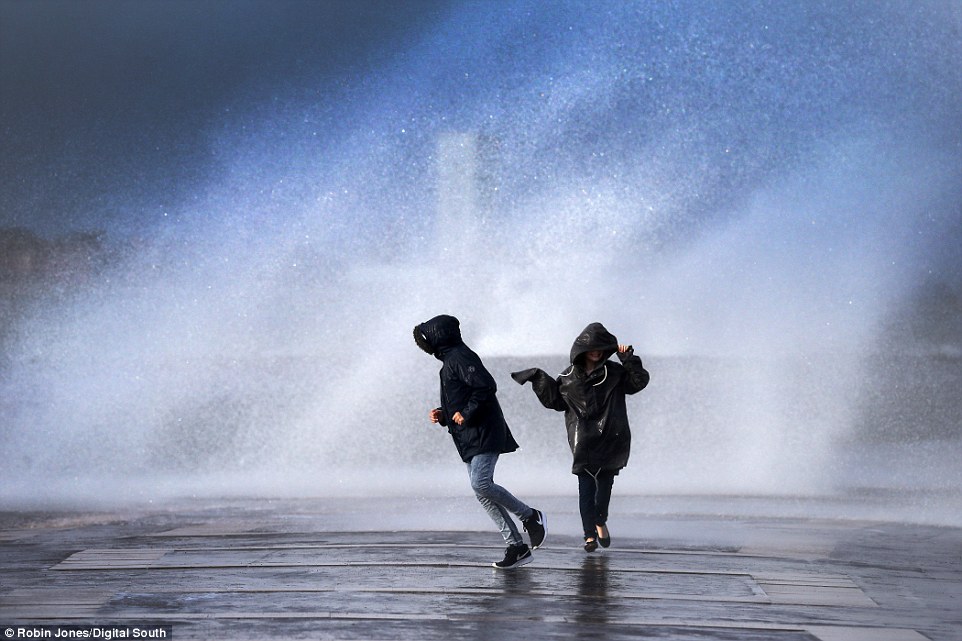 Clodagh carnage begins: Met Office warns of flooding, 70mph winds and seven inches of snow with chao 2EE7045B00000578-3338143-image-a-116_1448807038682