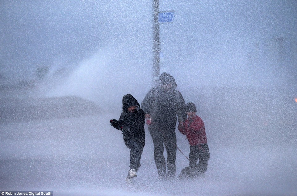 Clodagh carnage begins: Met Office warns of flooding, 70mph winds and seven inches of snow with chao 2EE708AB00000578-3338143-image-a-114_1448807029243