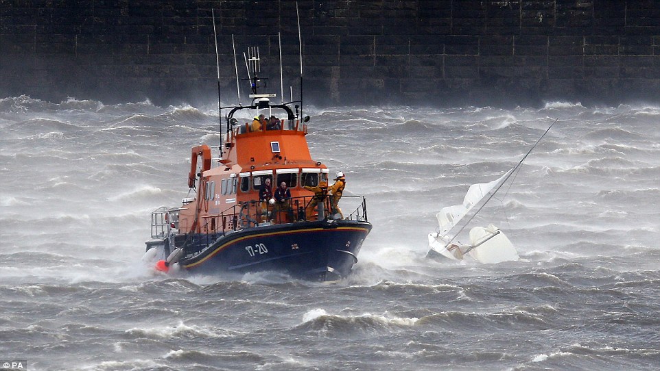 Clodagh carnage begins: Met Office warns of flooding, 70mph winds and seven inches of snow with chao 2EE7238B00000578-3338143-image-a-99_1448806843148