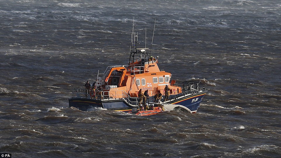 Clodagh carnage begins: Met Office warns of flooding, 70mph winds and seven inches of snow with chao 2EE7239700000578-3338143-image-a-102_1448806847230