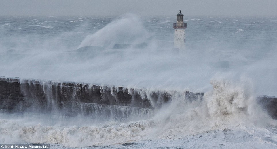 Clodagh carnage begins: Met Office warns of flooding, 70mph winds and seven inches of snow with chao 2EE726AF00000578-3338143-image-a-112_1448807005594