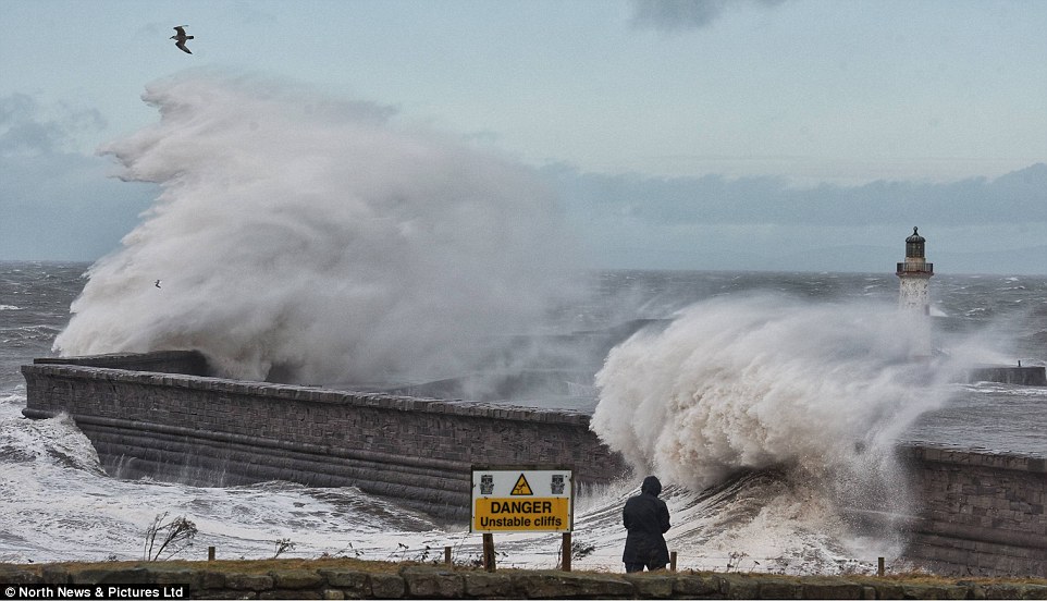 Clodagh carnage begins: Met Office warns of flooding, 70mph winds and seven inches of snow with chao 2EE726F200000578-3338143-image-a-105_1448806886203