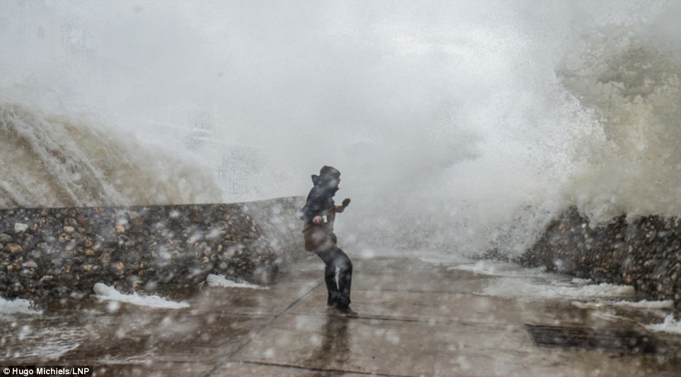 Clodagh carnage begins: Met Office warns of flooding, 70mph winds and seven inches of snow with chao 2EE7614600000578-3338143-image-m-30_1448809815435