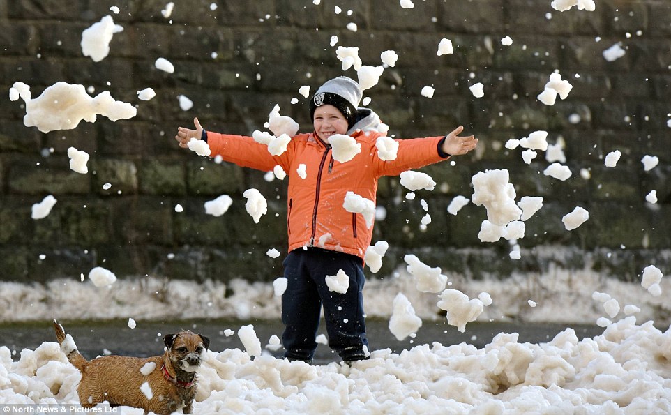 Clodagh carnage begins: Met Office warns of flooding, 70mph winds and seven inches of snow with chao 2EE7BA5100000578-3338143-image-a-30_1448814707850