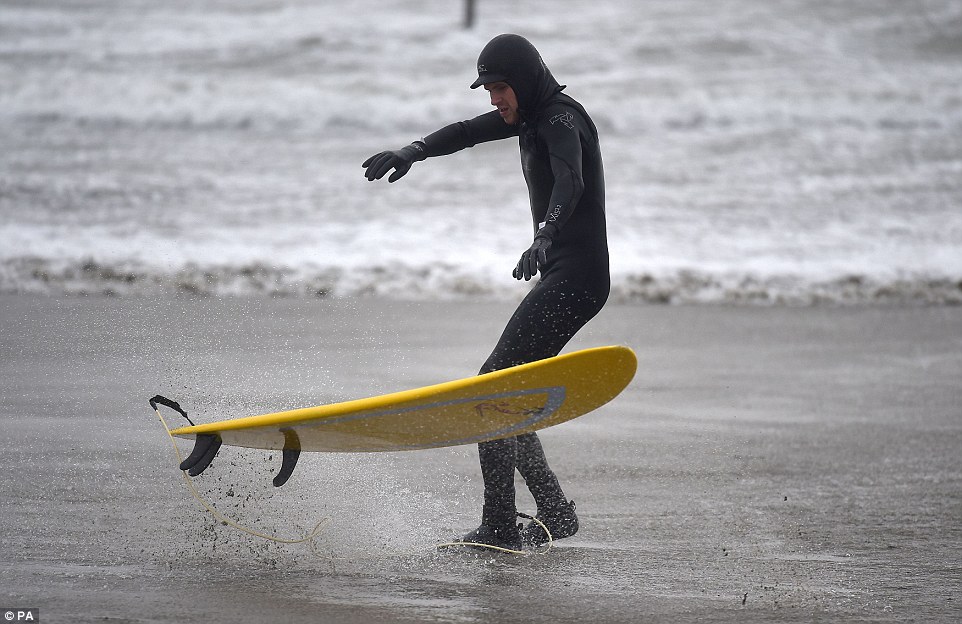 Clodagh carnage begins: Met Office warns of flooding, 70mph winds and seven inches of snow with chao 2EE8092400000578-3338143-image-a-39_1448814751397