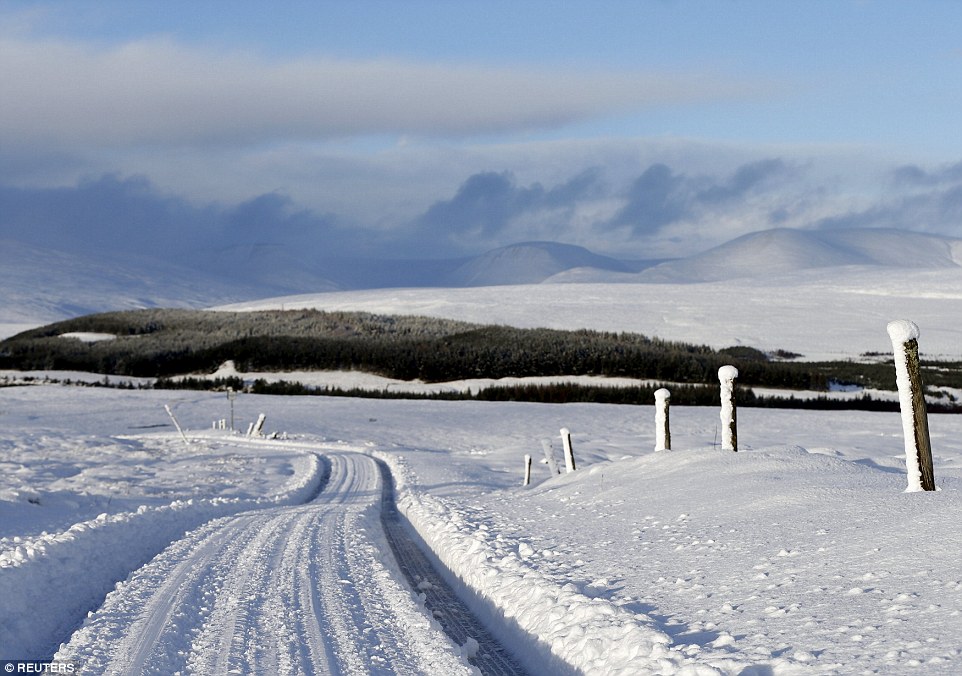 Clodagh carnage begins: Met Office warns of flooding, 70mph winds and seven inches of snow with chao 2EE81D0200000578-3338143-image-a-43_1448815869430