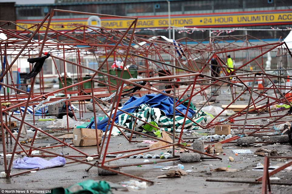 Clodagh carnage begins: Met Office warns of flooding, 70mph winds and seven inches of snow with chao 2EE8154400000578-3338143-image-a-53_1448816469758