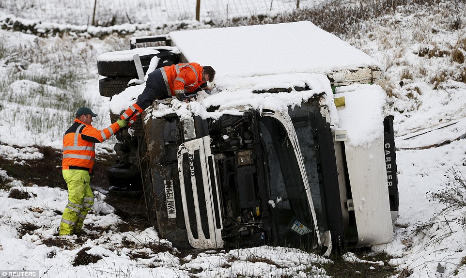 Clodagh carnage begins: Met Office warns of flooding, 70mph winds and seven inches of snow with chao 2EE8215600000578-3338143-image-a-61_1448816888990