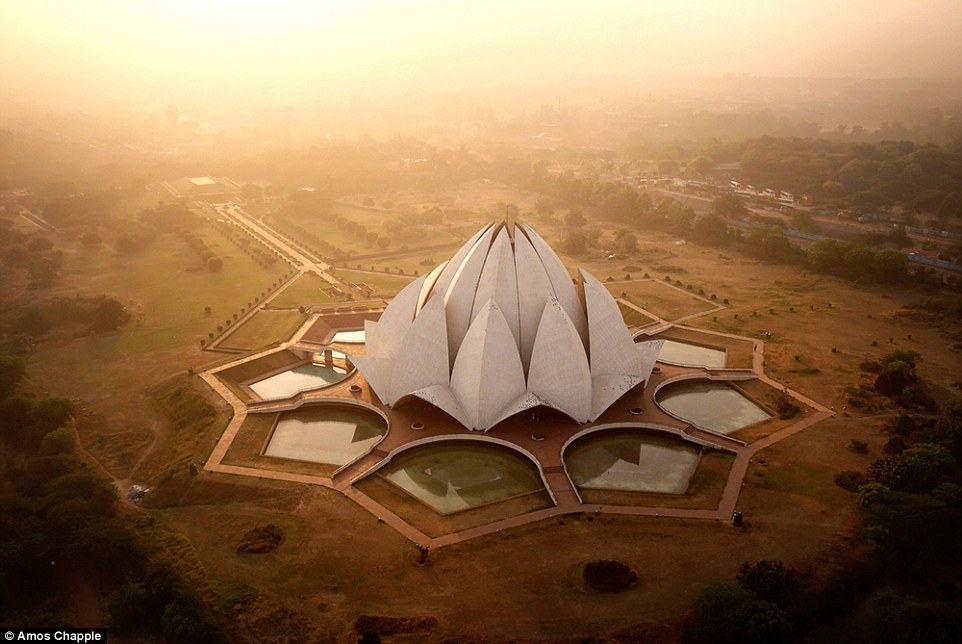 Những khoảnh khắc ngoạn mục trên Instagram 2F075F2300000578-3344741-The_Lotus_Temple_dotted_with_pigeons_at_sunrise_Designed_by_an_I-a-11_1449162850850