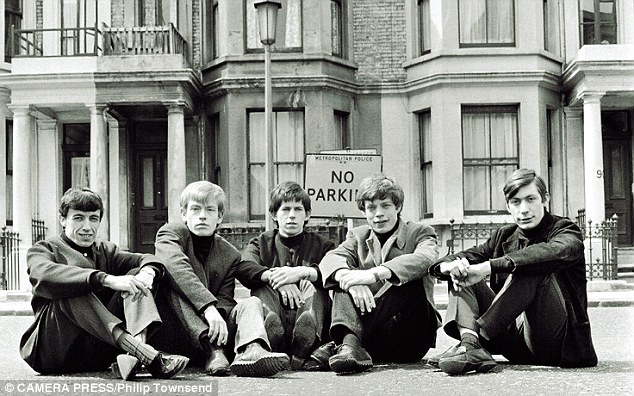 Slikovnica - Page 4 2F0F00BB00000578-3344425-The_Rolling_Stones_pictured_outside_the_Edith_Grove_flat_shared_-a-103_1449249272330