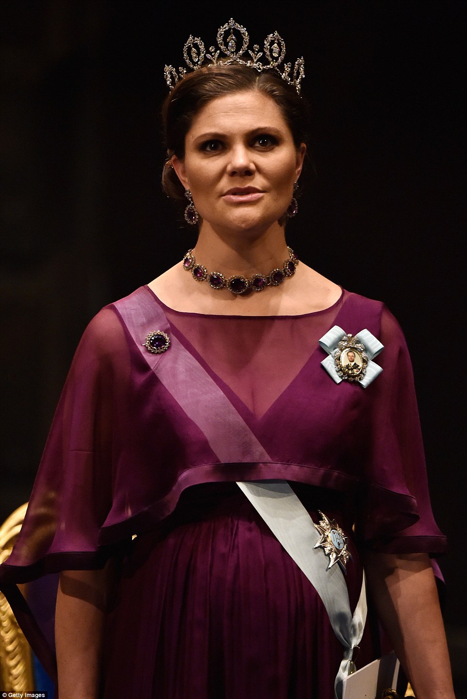 LA FAMILIA REAL SUECA ENTREGA LOS PREMIOS NOBEL 2015 - Página 5 2F400E0000000578-3354970-Crown_Princess_Victoria_of_Sweden_pulled_out_all_the_stops_tonig-a-98_1449777933985