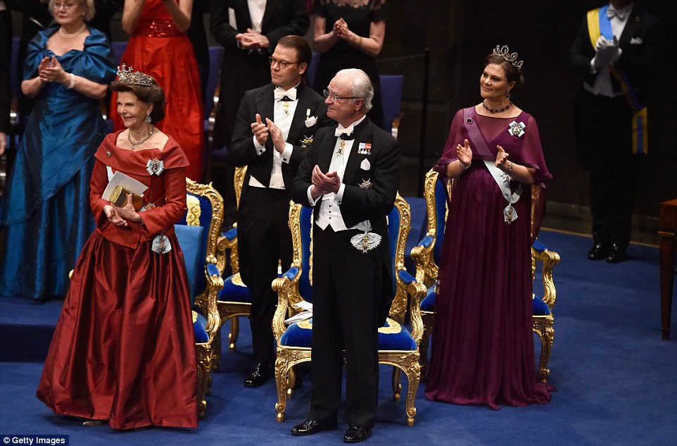 LA FAMILIA REAL SUECA ENTREGA LOS PREMIOS NOBEL 2015 - Página 5 2F4013F600000578-3354970-image-a-115_1449779219445