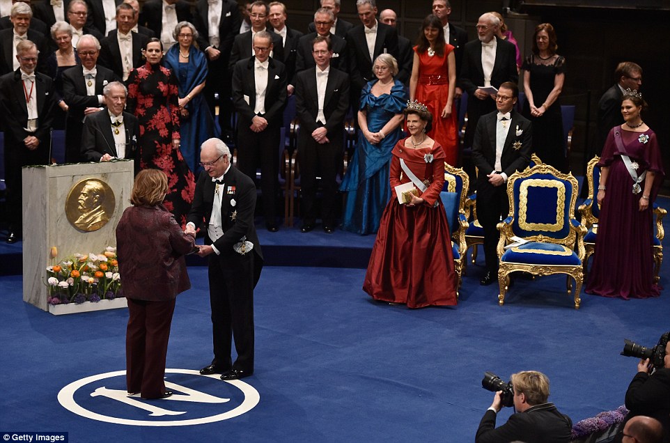 LA FAMILIA REAL SUECA ENTREGA LOS PREMIOS NOBEL 2015 - Página 5 2F4016C200000578-3354970-image-a-111_1449779058736