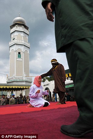 إندونيسيا تجلد فتاة أمام مسجد عقب ضبطها جالسةً بالقرب من رجل دون صفة شرعية 2FA754DA00000578-3377187-image-m-11_1451378275468