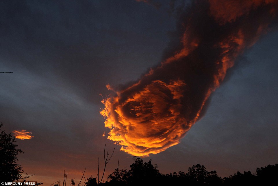 Is this the hand of God? Incredible cloud formation above Portugal looks like a fist from Heaven 309F185400000578-3419473-image-a-156_1453913928805