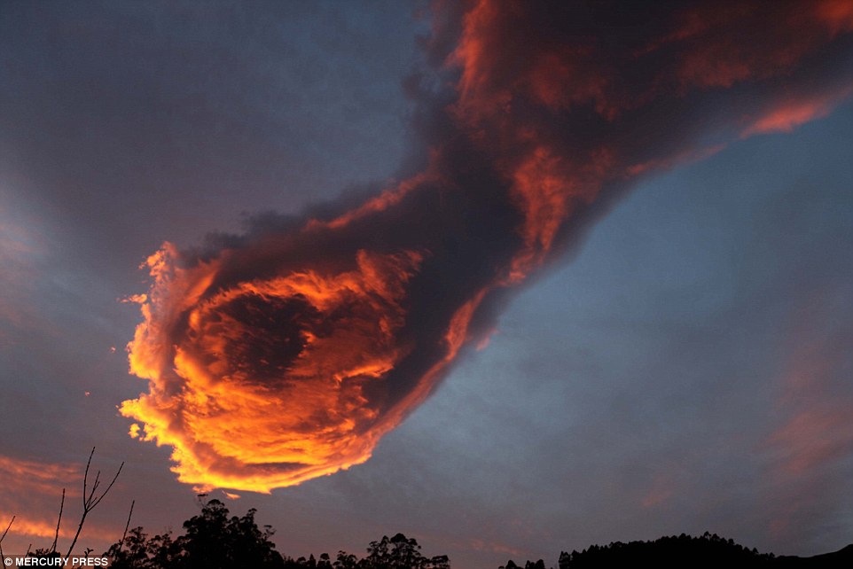 Is this the hand of God? Incredible cloud formation above Portugal looks like a fist from Heaven 309F186100000578-3419473-image-a-158_1453913928875