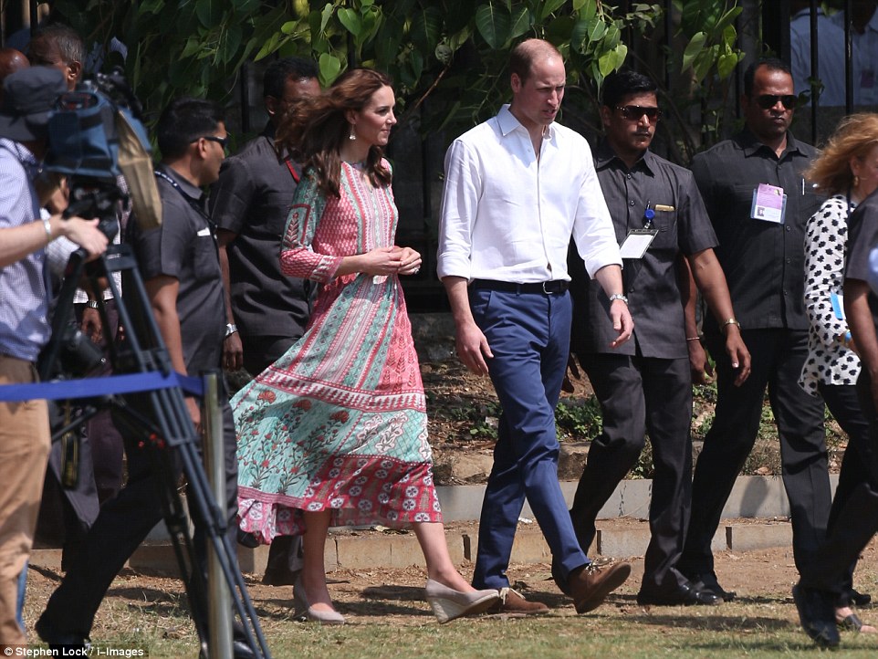 WILLAM y KATE: VISITA REAL A INDIA y BHUTÁN - Página 5 330692EB00000578-3532239-Sporty_William_and_Kate_met_local_children_for_a_game_of_cricket-a-201_1460281910770