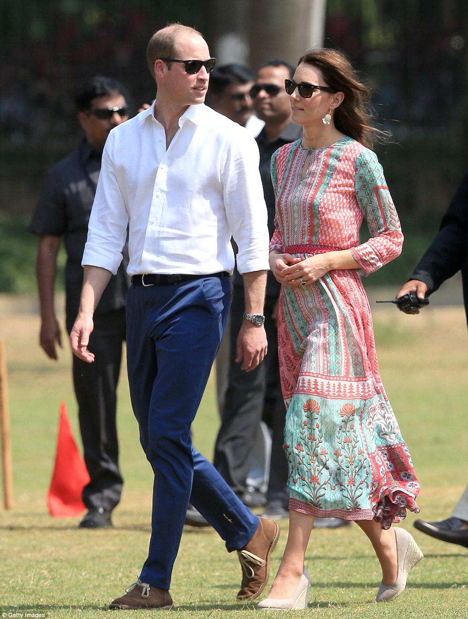 WILLAM y KATE: VISITA REAL A INDIA y BHUTÁN - Página 4 3306A7DD00000578-3532239-Looking_relaxed_After_leaving_their_hotel_the_Duke_and_Duchess_o-m-259_1460284768852