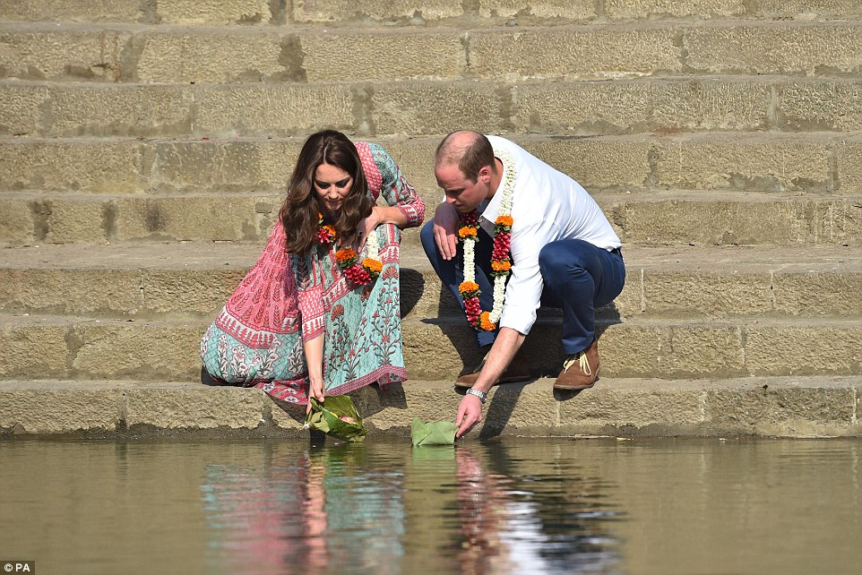WILLAM y KATE: VISITA REAL A INDIA y BHUTÁN - Página 5 3307326100000578-3532239-The_Duke_and_Duchess_of_Cambridge_received_a_traditional_welcome-a-330_1460292953820