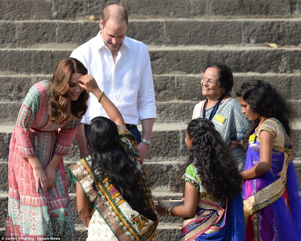 WILLAM y KATE: VISITA REAL A INDIA y BHUTÁN - Página 5 33074ACE00000578-3532239-image-a-329_1460292790720