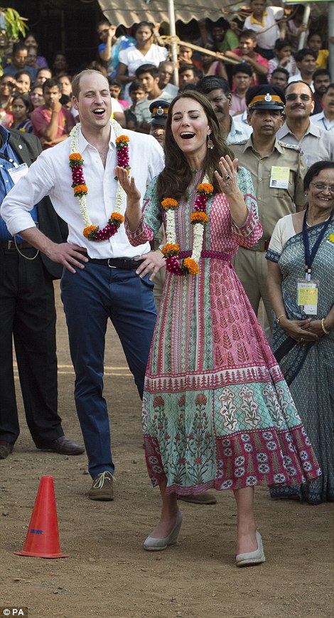 WILLAM y KATE: VISITA REAL A INDIA y BHUTÁN - Página 3 3307C1D800000578-3532529-The_royal_couple_met_some_of_the_city_s_infamous_slumdog_childre-a-50_1460297828336