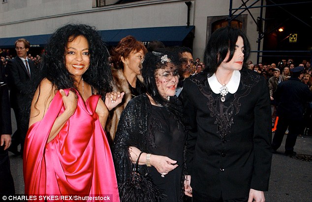 Das Devils Horn Zeichen 331B5BF900000578-3536122-Diana_Ross_left_Elizabeth_Taylor_centre_and_Michael_Jackson_were-a-11_1460527702787