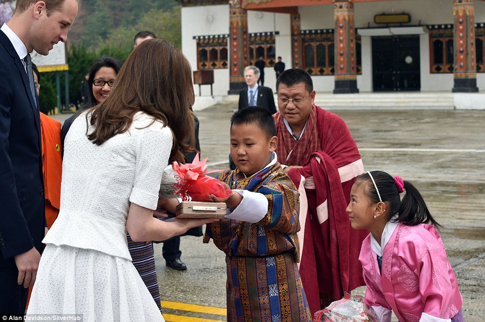 WILLAM y KATE: VISITA REAL A INDIA y BHUTÁN - Página 34 333B172300000578-3543048-Fond_farewells_The_Duke_and_Duchess_of_Cambridge_left_Bhutan_hav-a-92_1460797497309