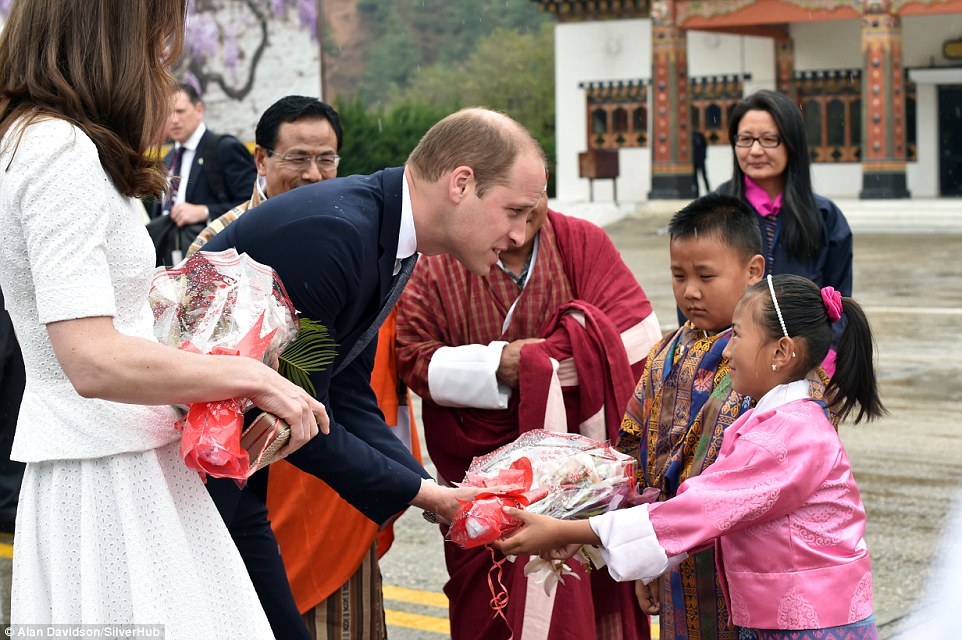 WILLAM y KATE: VISITA REAL A INDIA y BHUTÁN - Página 34 333B17F300000578-3543048-The_Duke_and_Duchess_of_Cambridge_depart_Bhutan_at_Paro_Internat-a-89_1460797458057