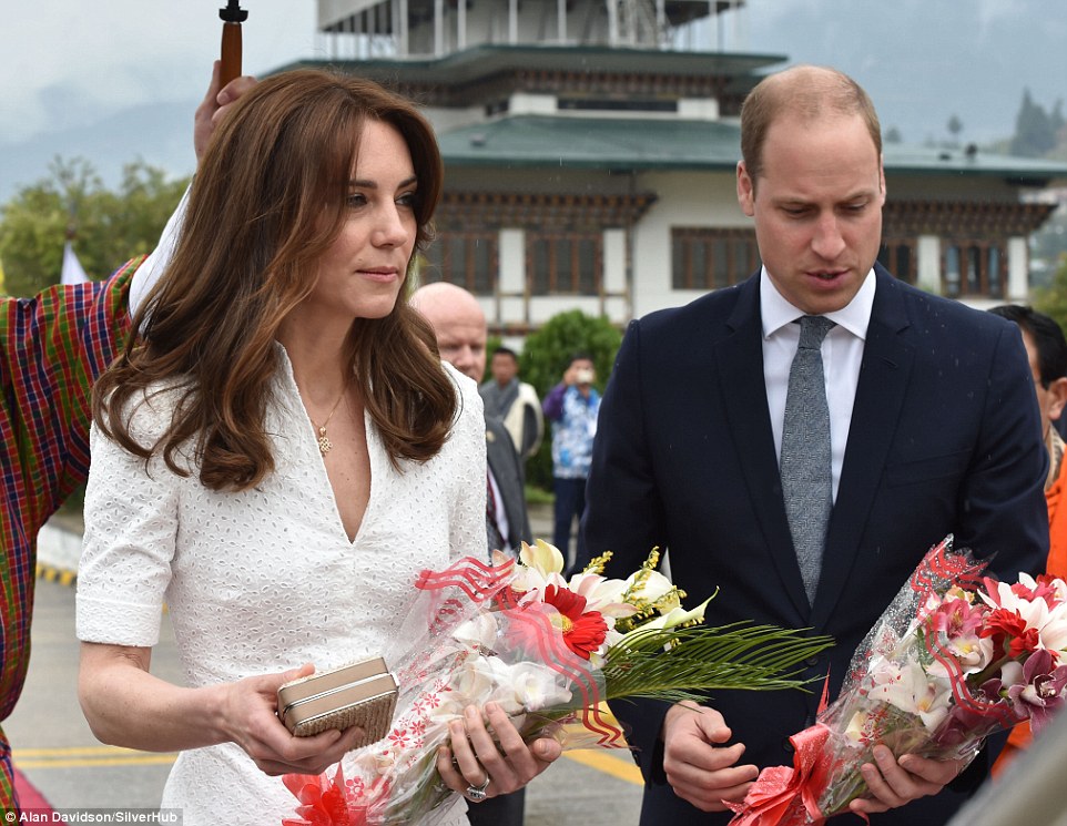 WILLAM y KATE: VISITA REAL A INDIA y BHUTÁN - Página 34 333B187800000578-3543048-Twenty_four_years_after_his_mother_s_visit_Prince_William_is_tak-a-94_1460797804177