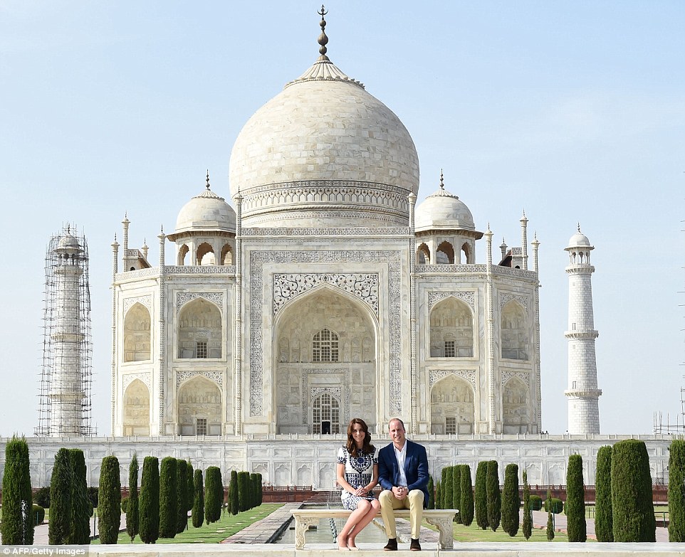 WILLAM y KATE: VISITA REAL A INDIA y BHUTÁN - Página 31 333C079A00000578-3543048-Prince_William_sat_down_with_his_wife_the_Duchess_of_Cambridge_o-m-138_1460805167931