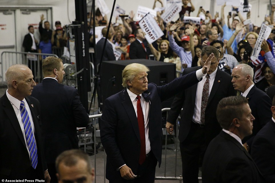 Masovni napadi na trumpove skupove 37dVGmcFzcbe4a19030a7206d611-3625441-Donald_Trump_waves_to_the_crowd_as_he_is_surrounded_by_Secret_Se-a-195_1465067668332