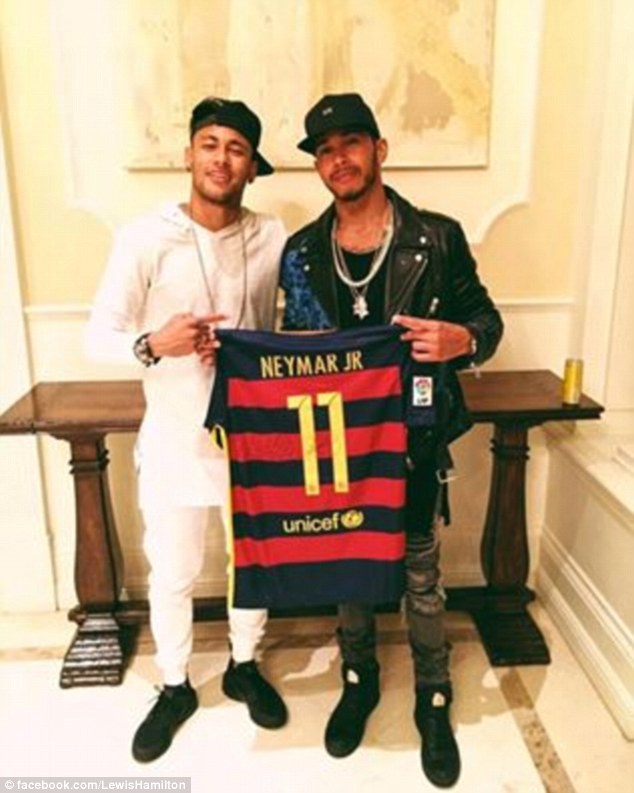 ¿Cuánto mide Neymar? - Altura y peso - Real height 34F51E6000000578-3626067-image-m-24_1465176792349