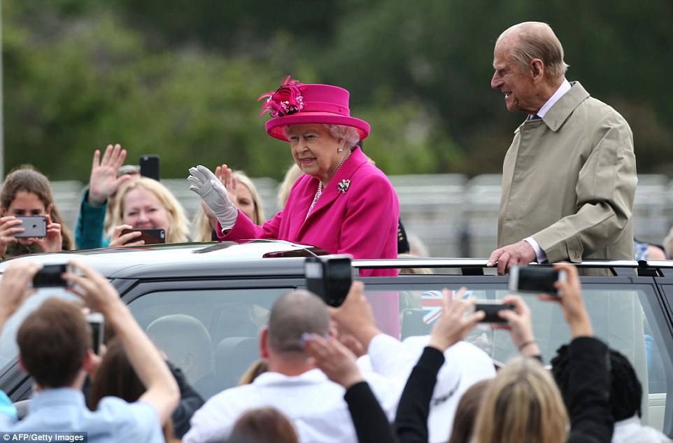 REINA ISABEL II 90 CUMPLEANOS - Página 24 352E0B3300000578-3637422-image-a-163_1465738580095