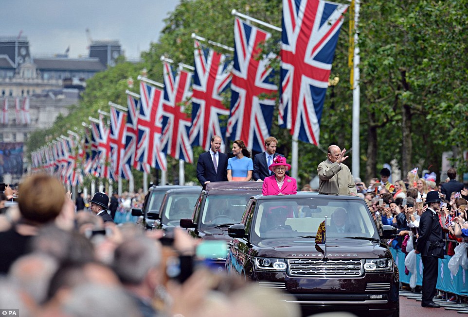 REINA ISABEL II 90 CUMPLEANOS - Página 24 352E3D6800000578-3637422-image-a-192_1465740935070