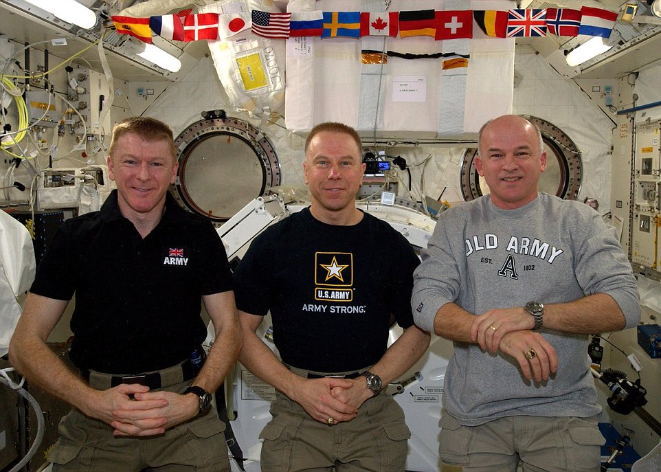 Die Erde, in der wir leben und der Raum, der die Welt ist - Seite 31 356C081100000578-3647781-Tim_Peake_shared_this_photo_of_him_and_his_two_crewmates_a_few_h-a-35_1466242225902