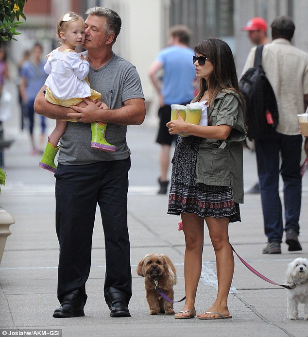 Alec Baldwin 35C5A2E100000578-3665345-Cutie_Hilaria_s_firstborn_couldn_t_have_looked_cuter_in_her_litt-m-25_1467183920211