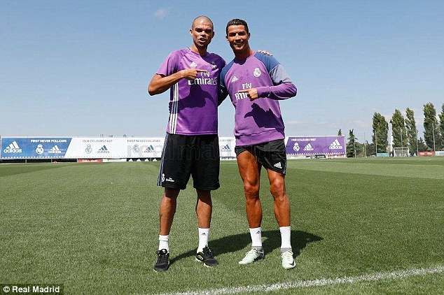 ¿Cuánto mide Pepe? (Képler Laveran Lima Ferreira) - Altura - Real height 3713752200000578-3733270-The_Portuguese_pair_pose_for_a_photo_together_out_on_the_pitch_a-a-30_1470838333132