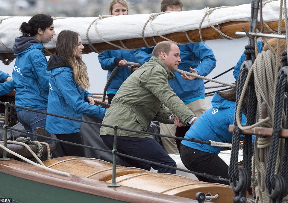 WILLIAM Y KATE VISITA OFICIAL A CANADÁ DEL 24 DE SEPT. AL 1 DE OCT - Página 29 39001D3C00000578-3817447-image-a-143_1475353667274