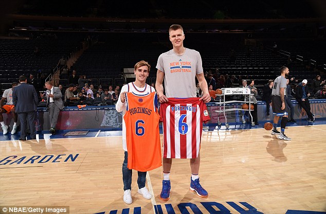 ¿Cuánto mide Kristaps Porzingis? - Altura - Real height 3B968C7A00000578-4061118-5ft_9in_Antoine_Griezmann_is_dwarfed_by_7ft_3in_New_York_Knicks_-a-11_1482490194945
