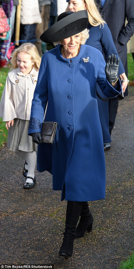 CASA REAL BRITÁNICA - Página 63 3BA01C1100000578-4064768-Camilla_Duchess_of_Cornwall_wore_a_long_blue_royal_blue_coat_wit-a-8_1482675685353