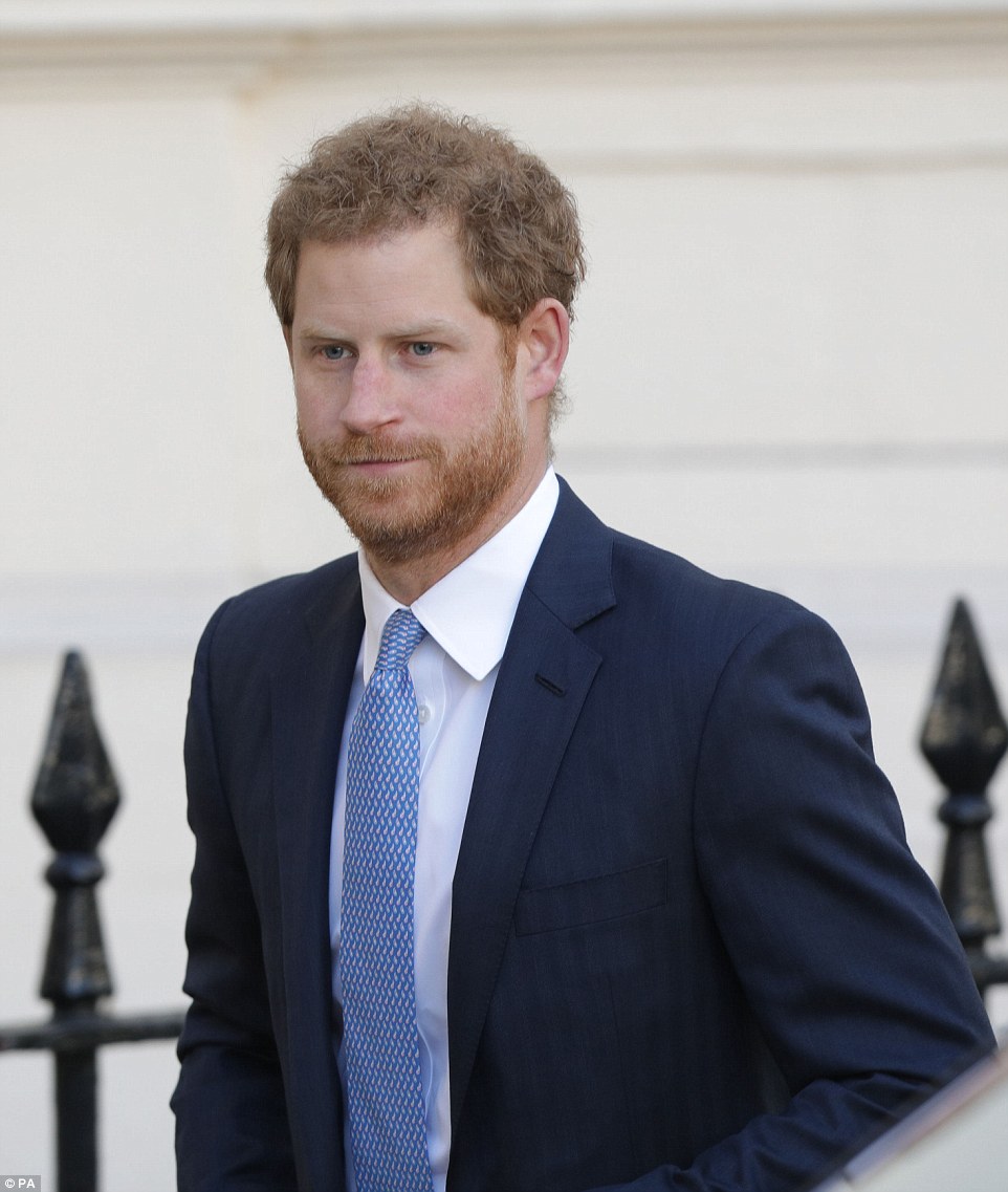 CASA REAL BRITÁNICA - Página 75 3C335A4800000578-4127198-Prince_Harry_looked_dapper_in_a_suit_as_he_joined_his_brother_an-m-38_1484656305020