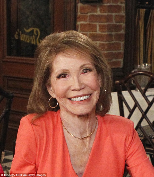 Mary Tyler Moore dies at the age of 80 3C8144AB00000578-4157370-image-m-38_1485376553951