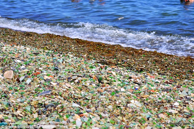 LA PLAYA DONDE LA NATURALEZA HA TRANSFORMADO UN VERTEDERO RUSO DE BOTELLAS DE VODKA EN UN BELLO LUGAR 3CA8293700000578-4171156-image-a-44_1485771442067